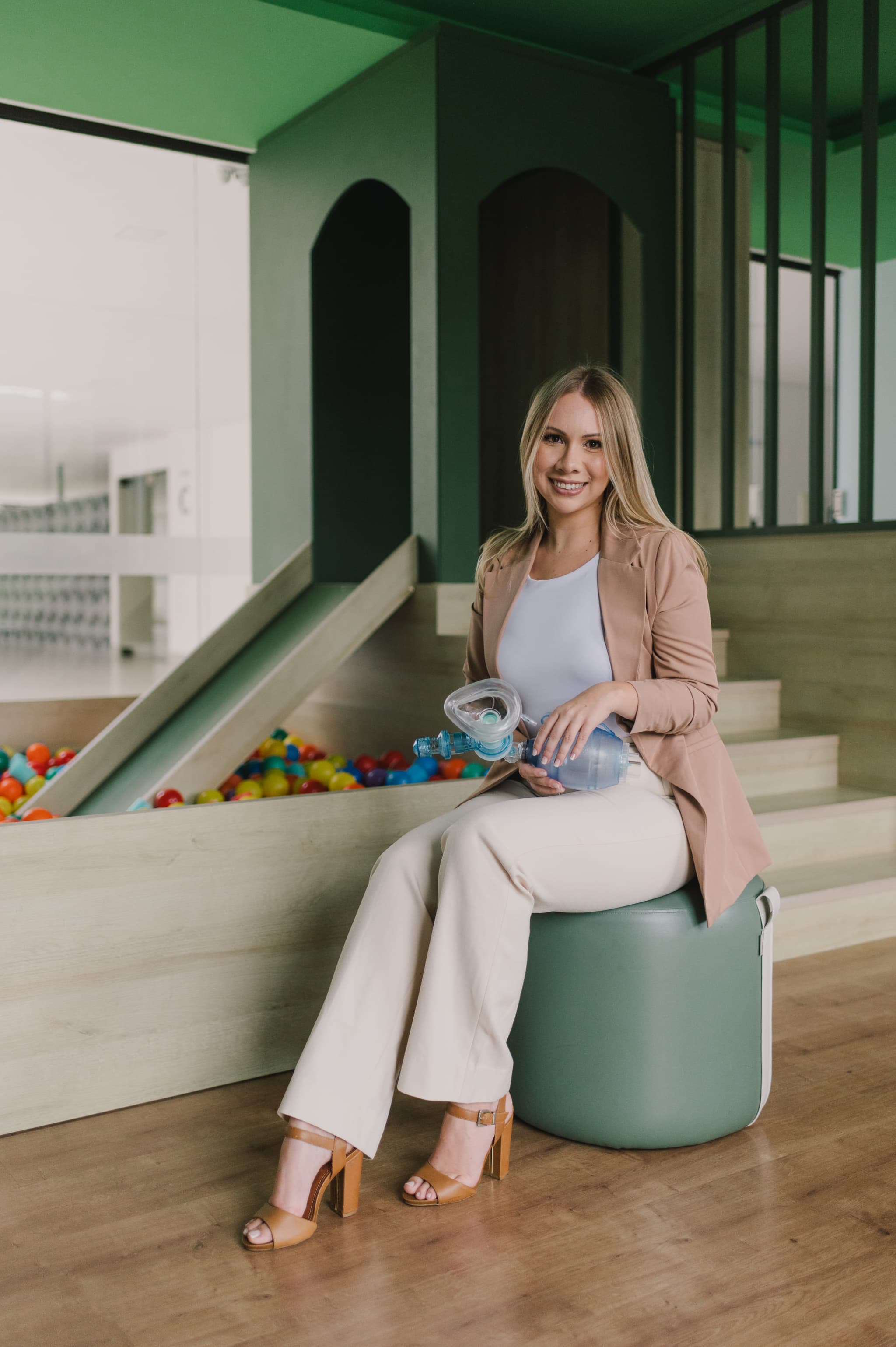 Profissional de fisioterapia cardiopulmonar com equipamento médico